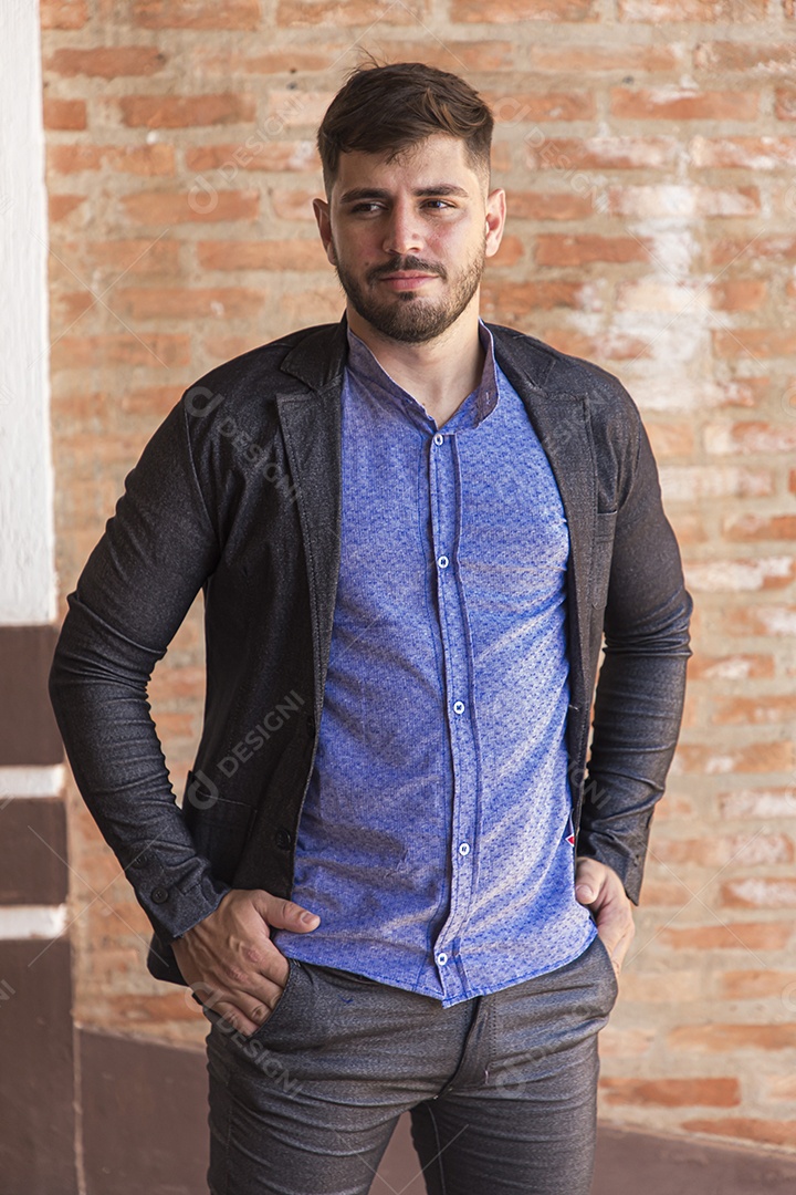 Homem moderno e estiloso com blazer