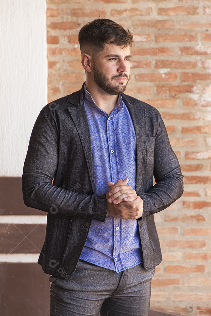 Homem moderno e estiloso com blazer