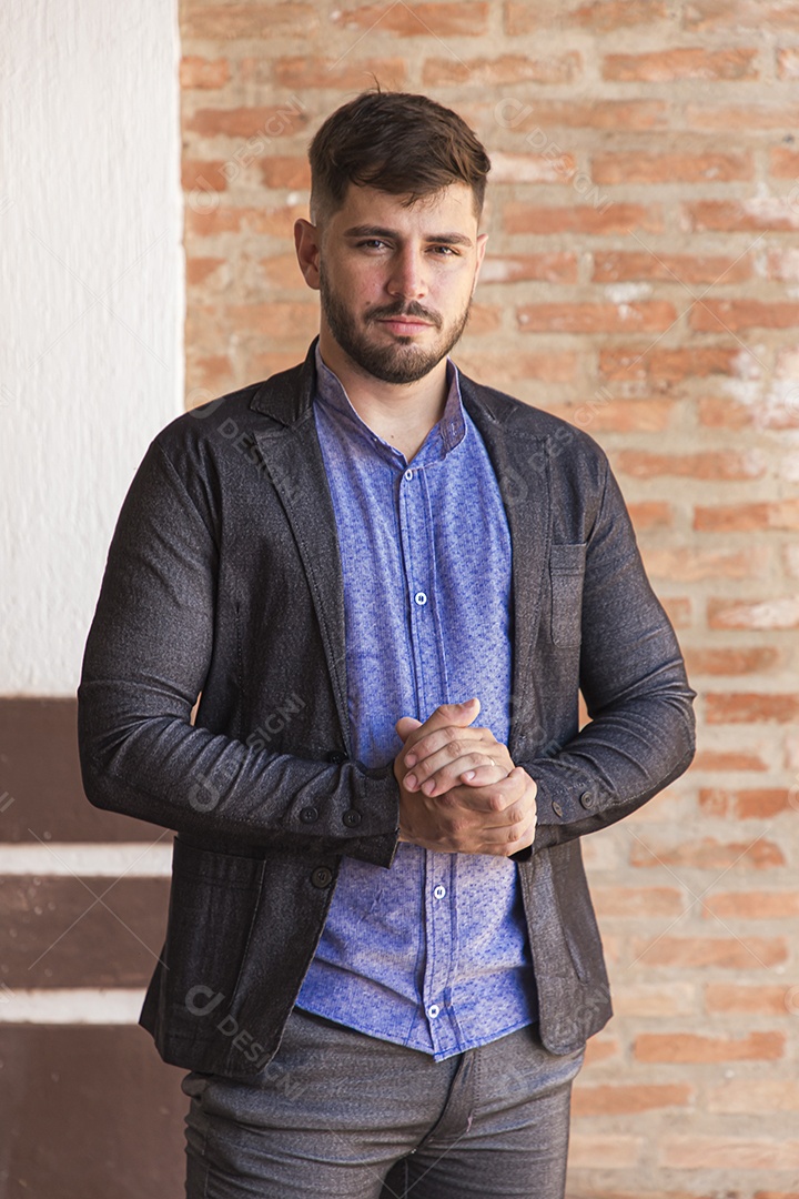 Homem moderno e estiloso com blazer