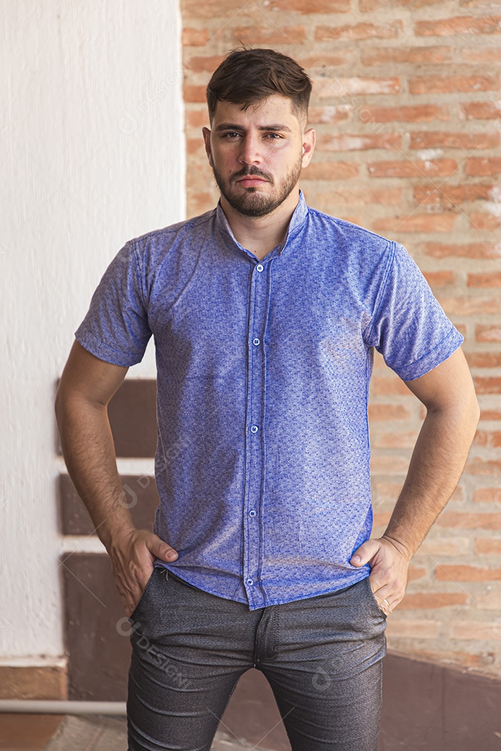 Lindo homem estiloso com camisa
