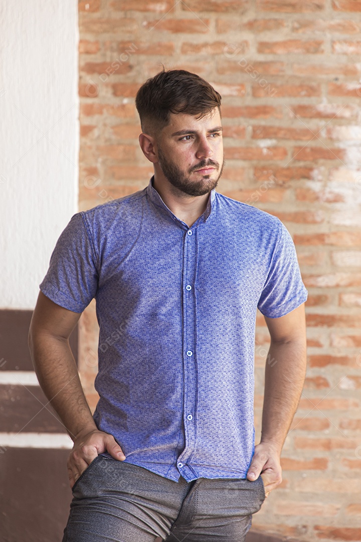 Lindo homem estiloso com camisa