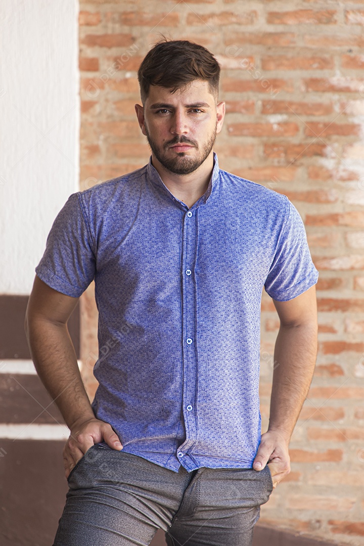 Lindo homem estiloso com camisa