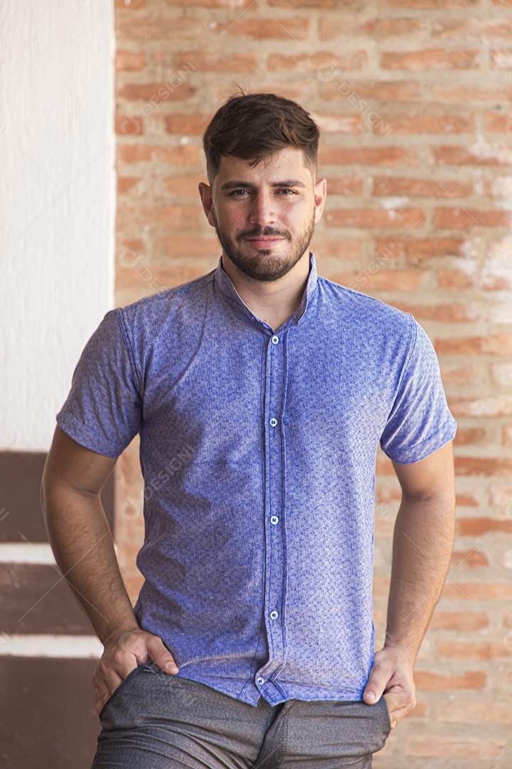 Lindo homem estiloso com camisa