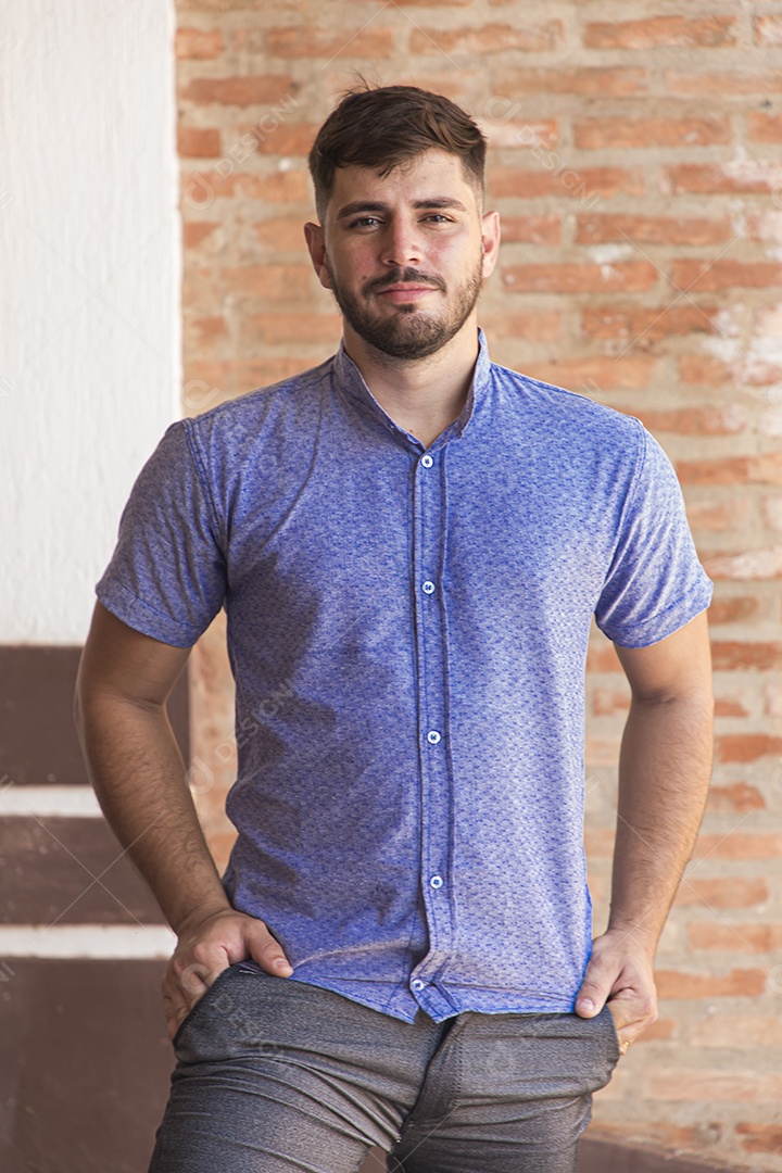 Lindo homem estiloso com camisa