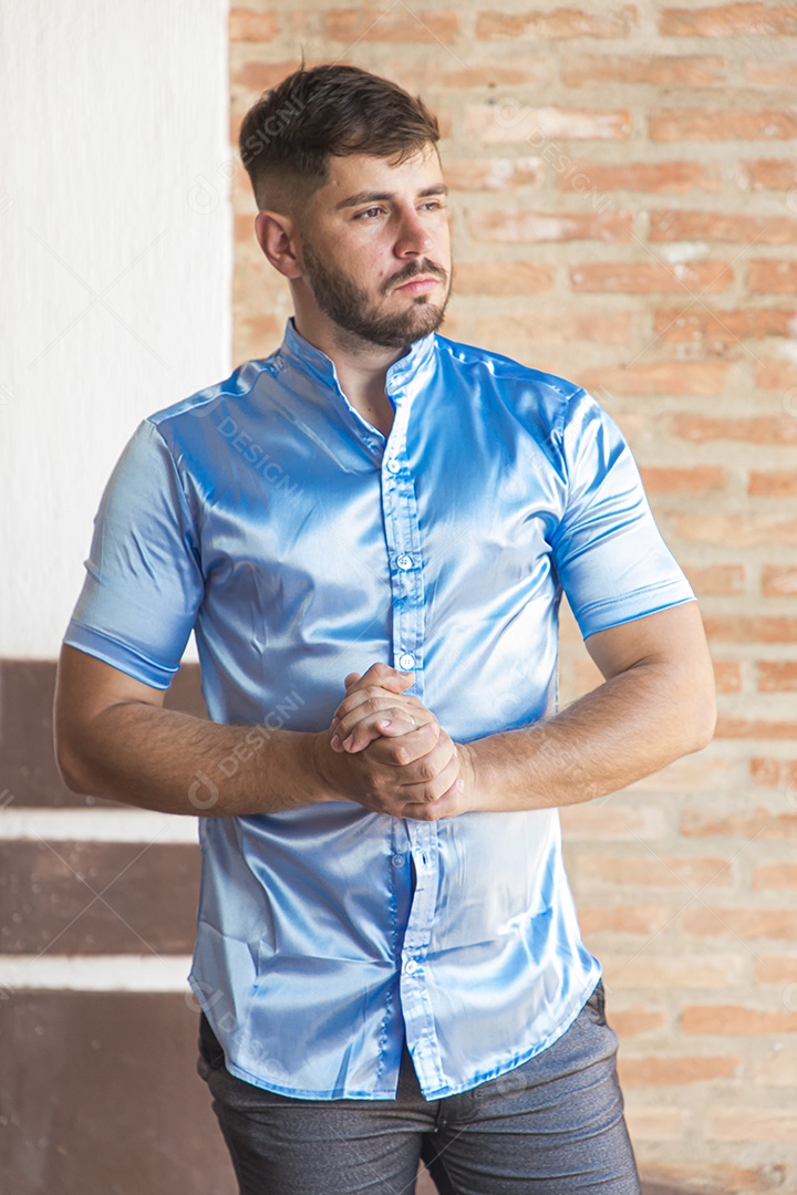 Lindo homem estiloso com camisa azul