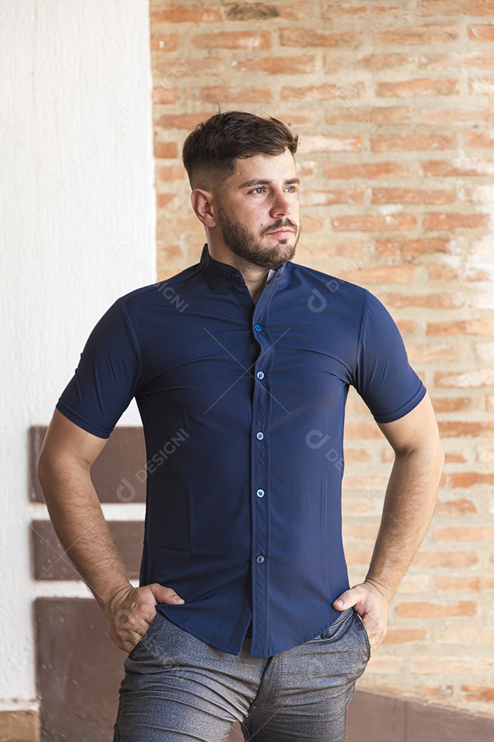 Homem estiloso com camisa preta
