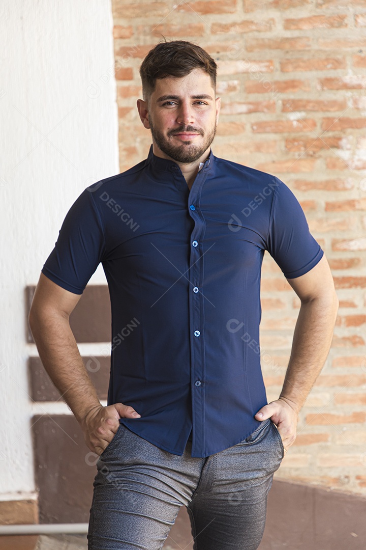 Homem estiloso com camisa preta