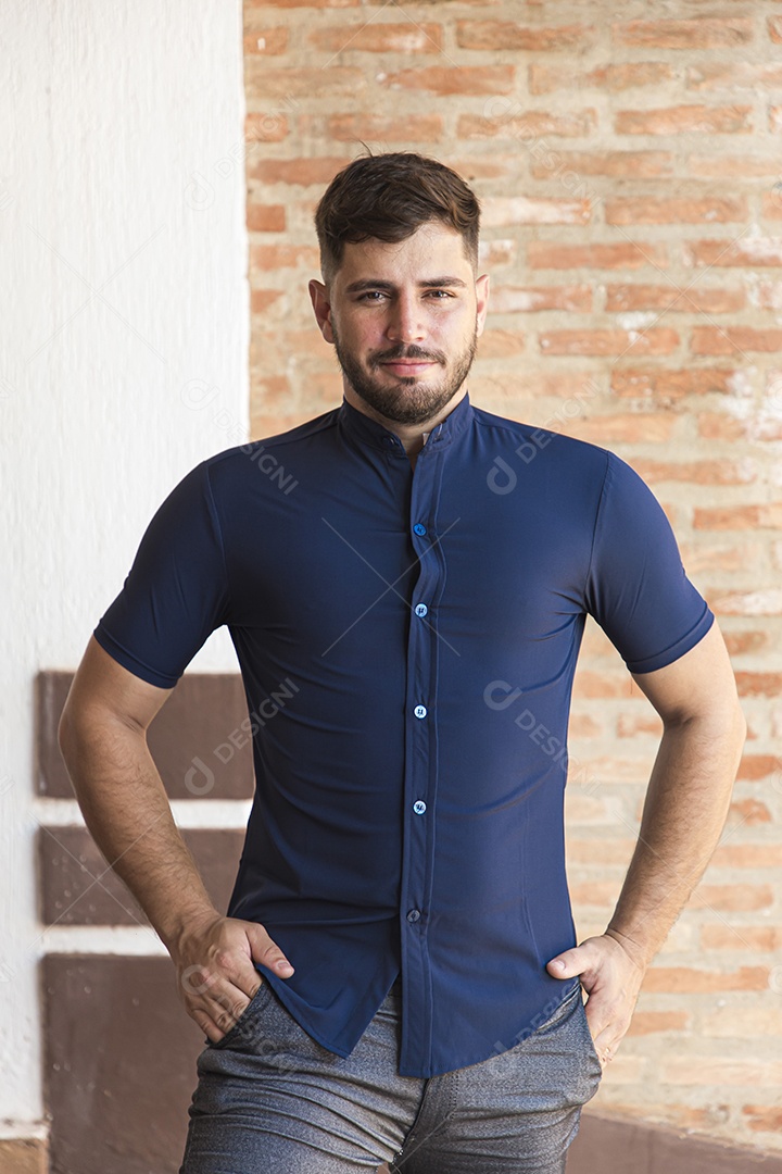 Homem estiloso com camisa preta