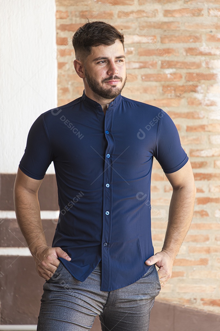Homem estiloso com camisa preta