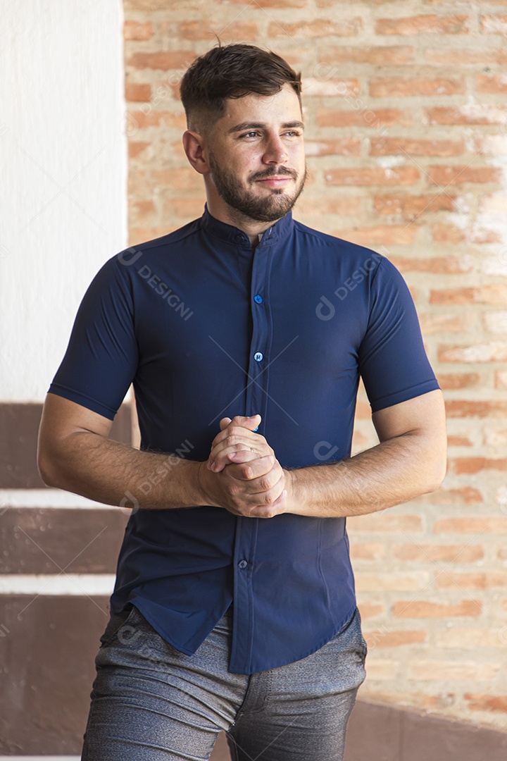 Homem estiloso com camisa preta