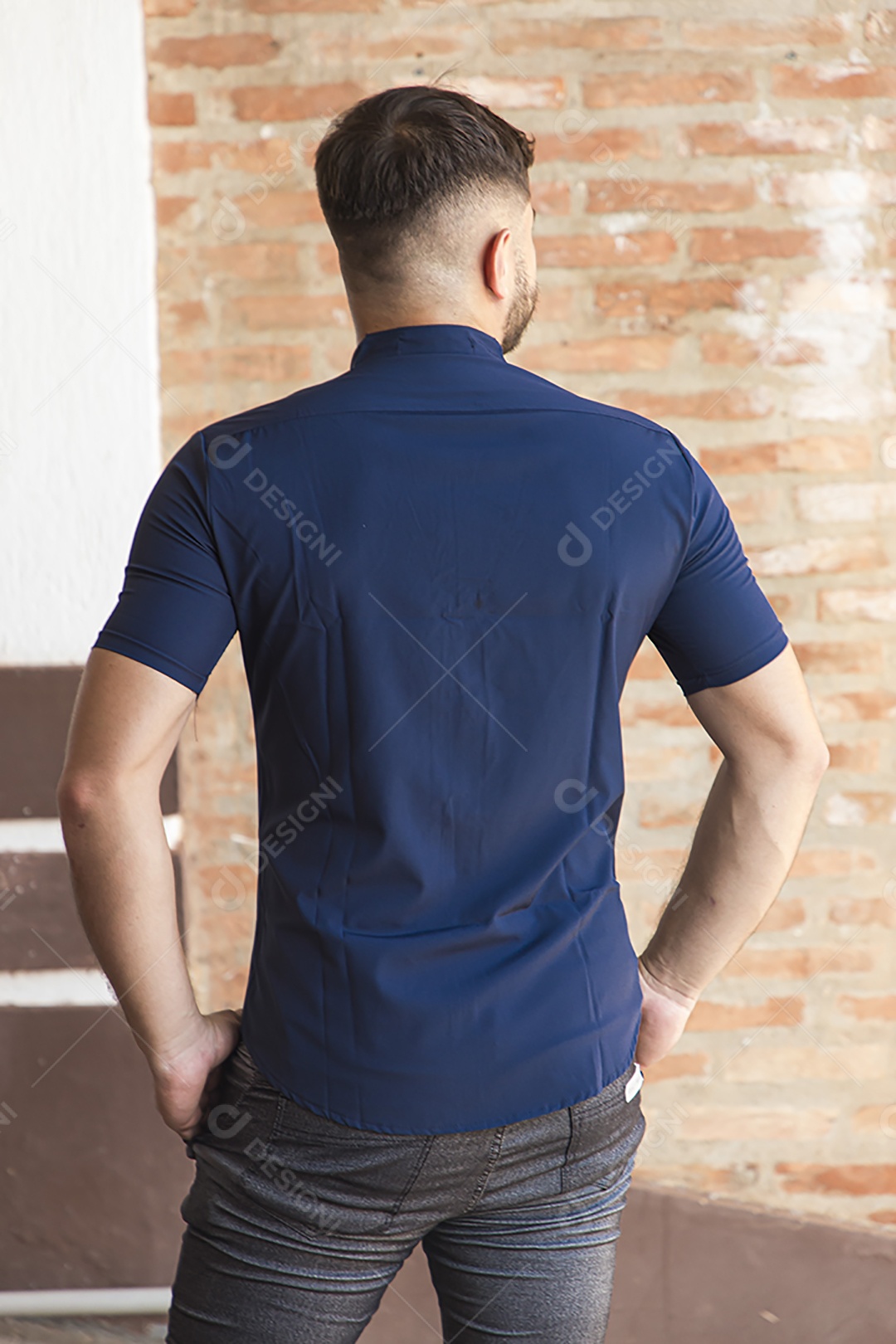 Homem estiloso com camisa preta