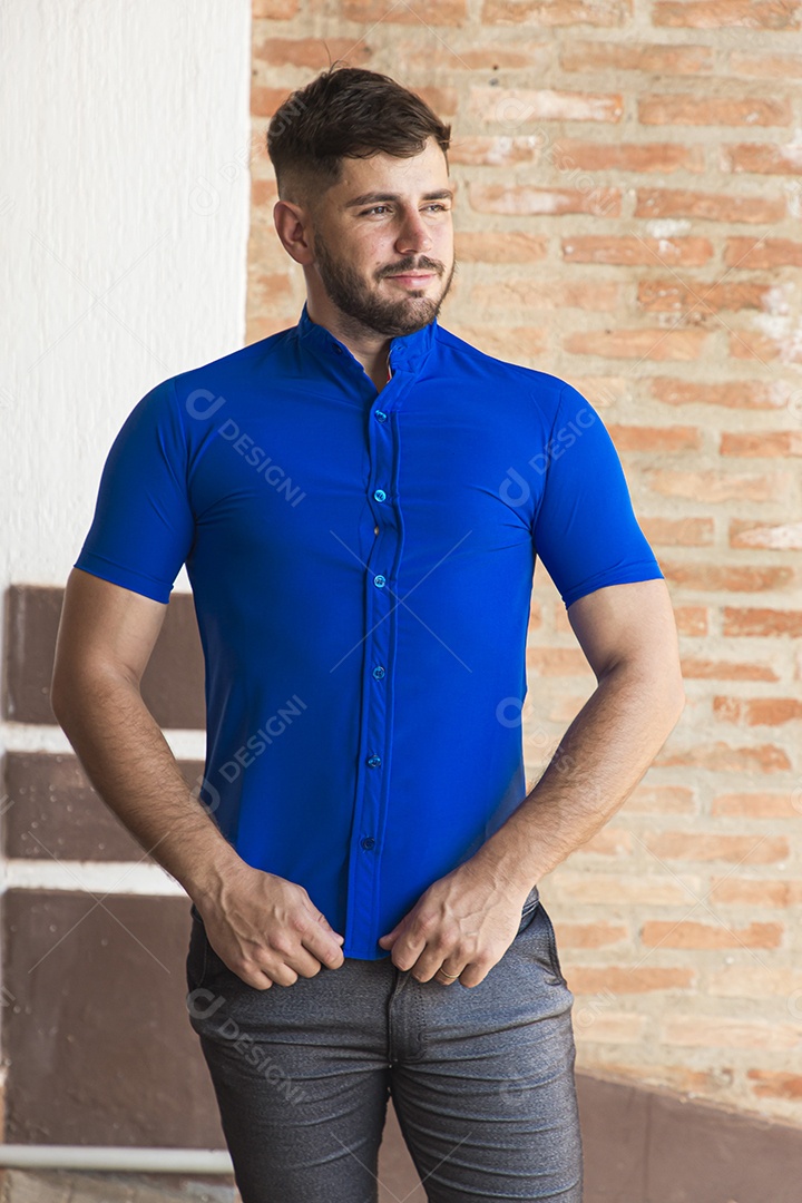 Homem estiloso com camisa azul