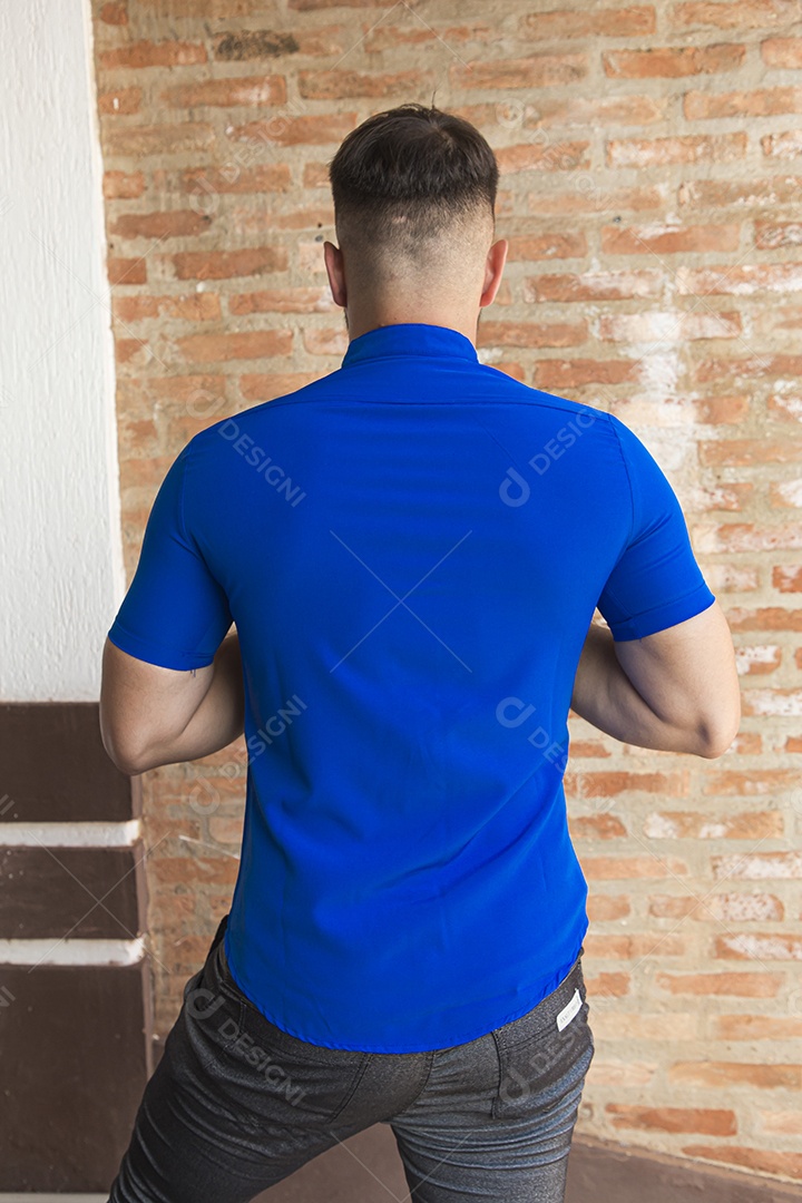 Homem estiloso com camisa azul