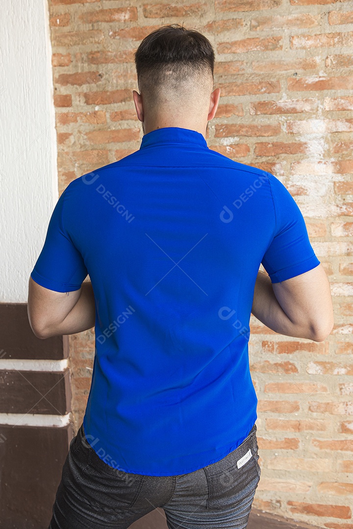 Homem estiloso com camisa azul