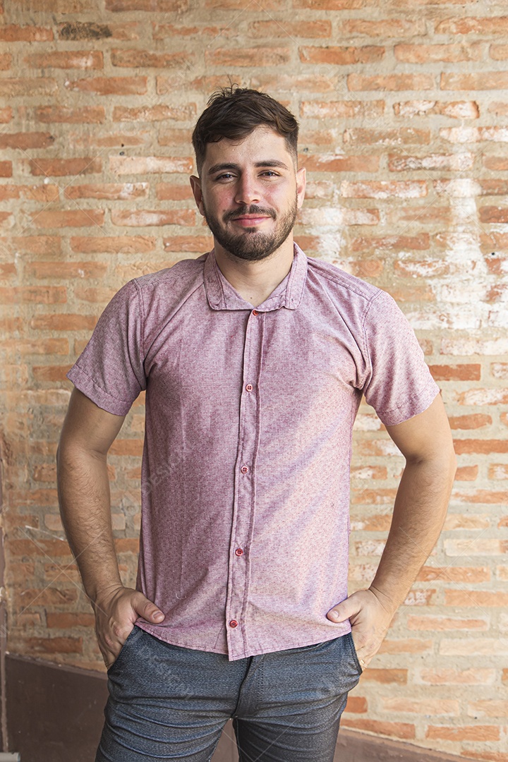 Homem estiloso com camisa rosa