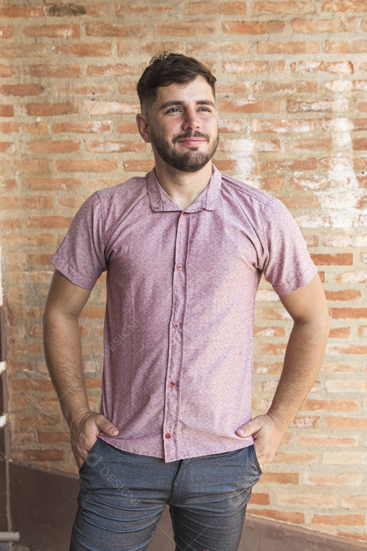 Homem estiloso com camisa rosa