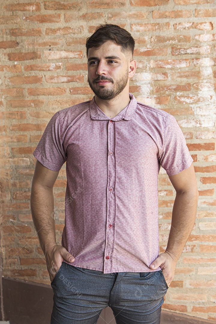 Homem estiloso com camisa rosa
