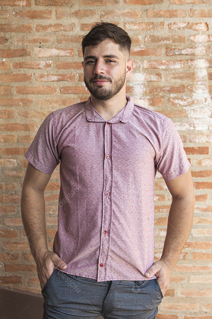 Homem estiloso com camisa rosa