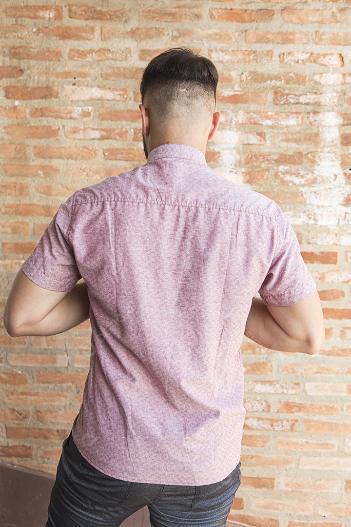 Homem estiloso com camisa rosa