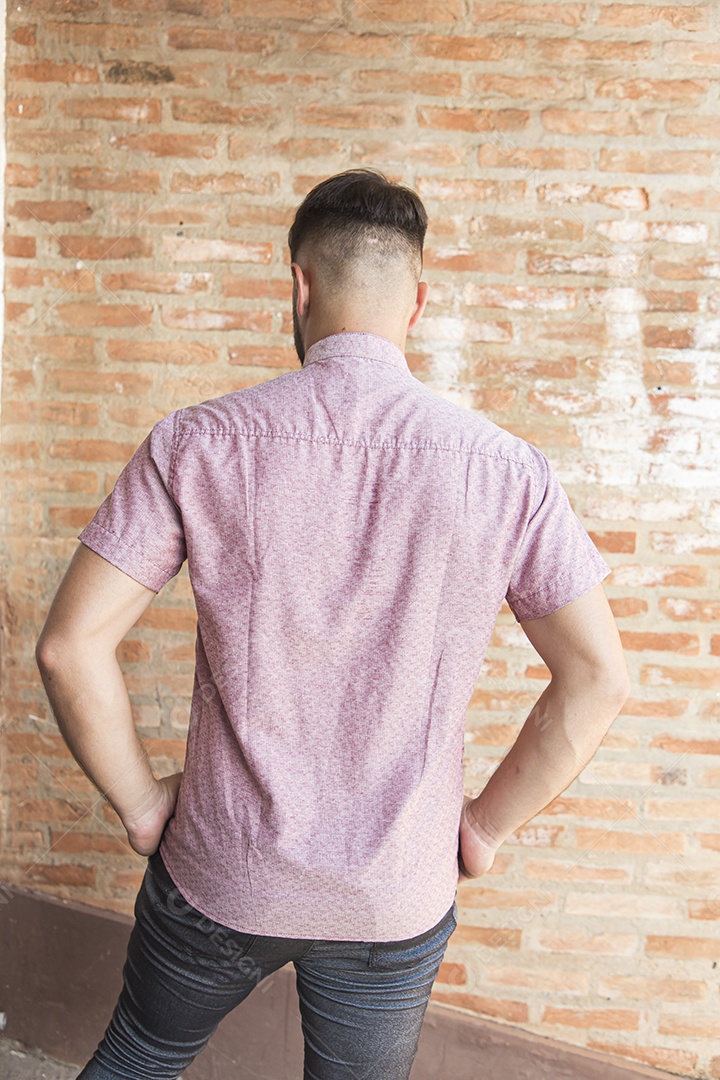 Homem estiloso com camisa rosa