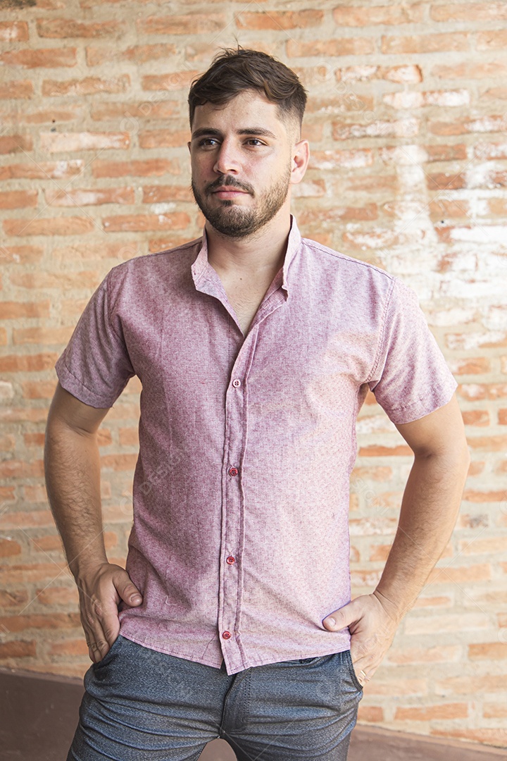 Homem estiloso com camisa rosa