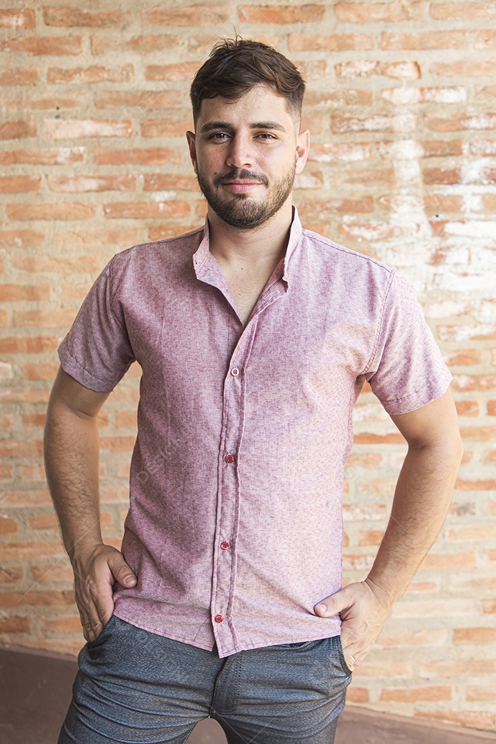Homem estiloso com camisa rosa