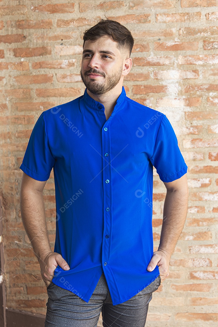 Homem estiloso com camisa azul