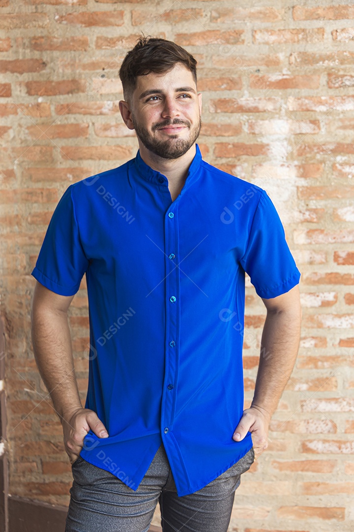 Homem estiloso com camisa azul