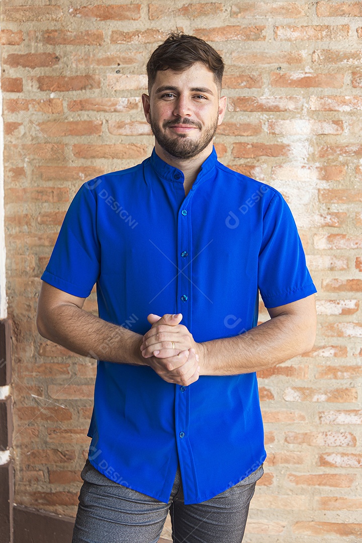Homem estiloso com camisa azul
