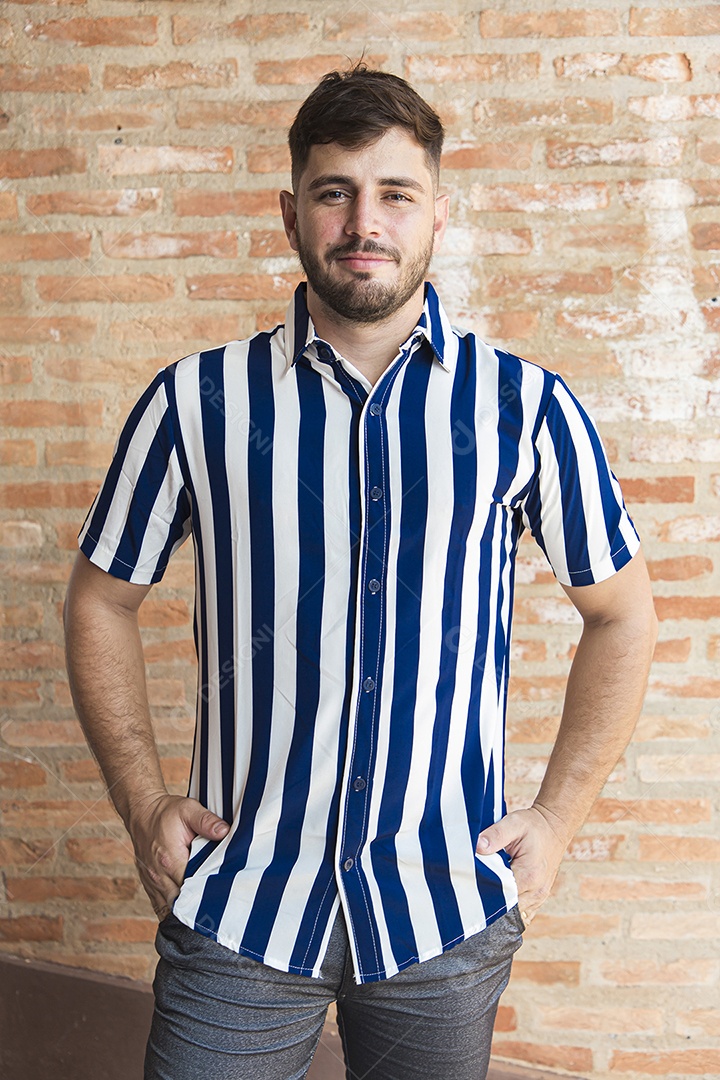 Homem estiloso com camisa listrada