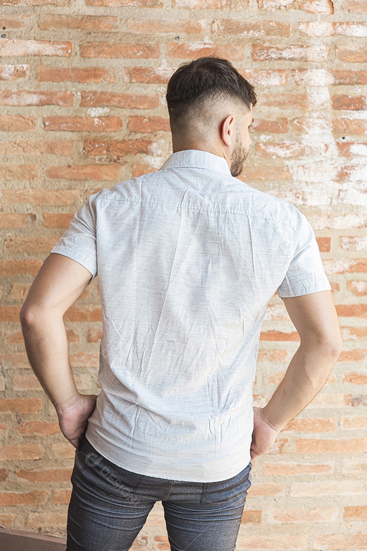 Homem estiloso com camisa branca