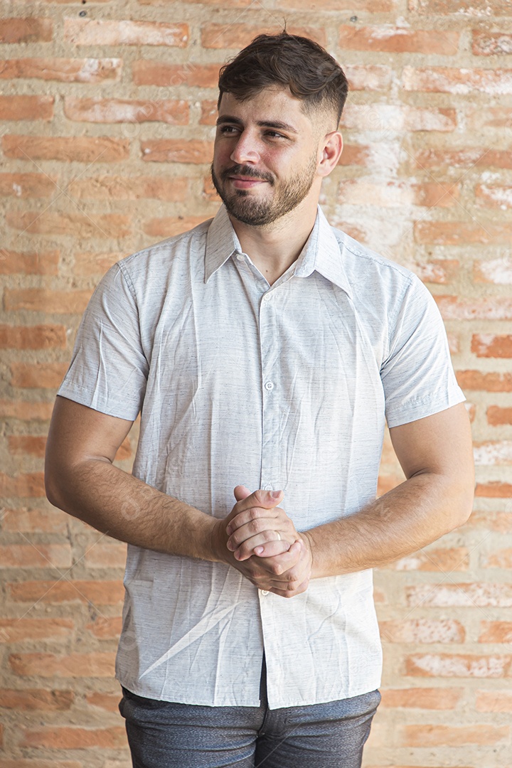 Homem estiloso com camisa branca