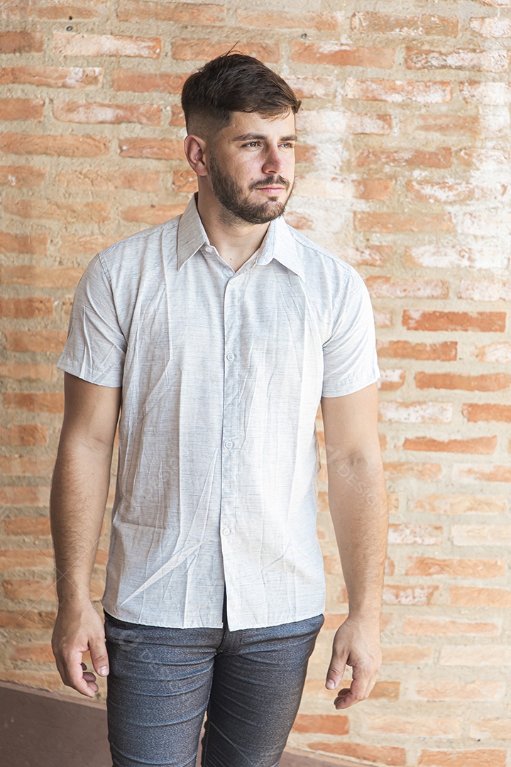 Homem estiloso com camisa branca