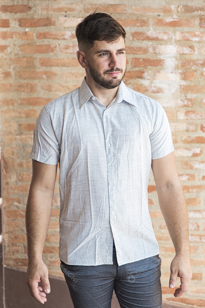 Homem estiloso com camisa branca