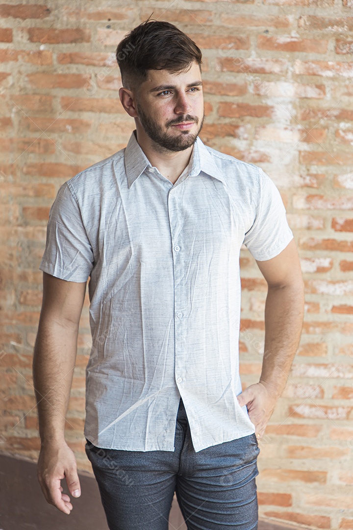 Homem estiloso com camisa branca