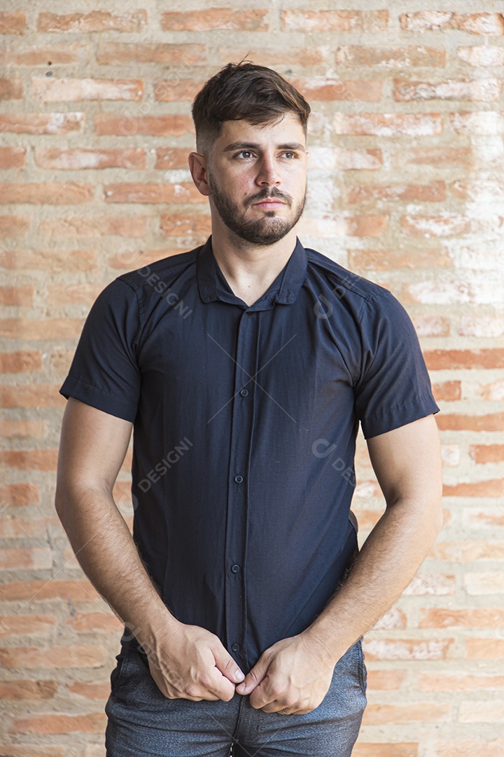 Homem estiloso com camisa preta