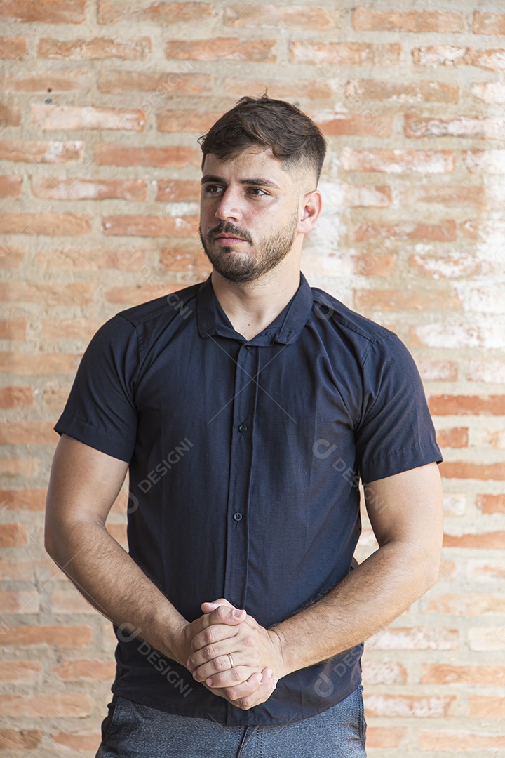 Homem estiloso com camisa preta