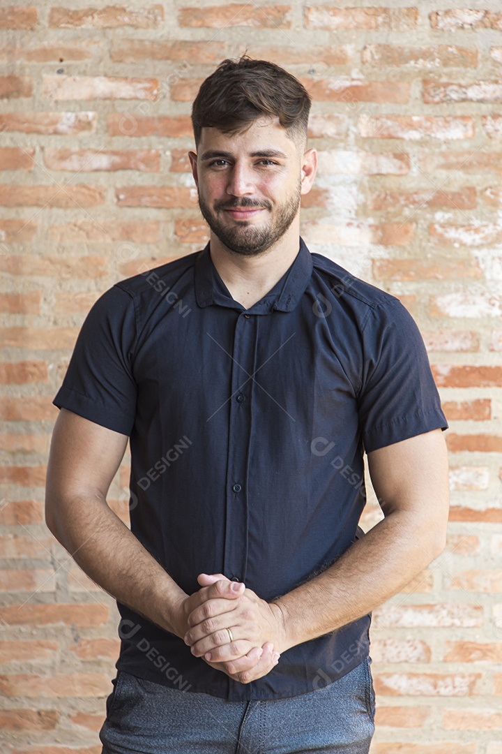Homem estiloso com camisa preta