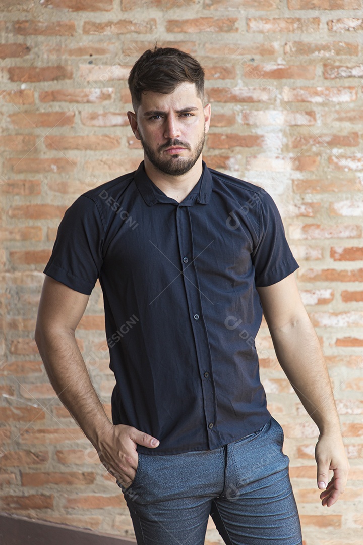 Homem estiloso com camisa preta