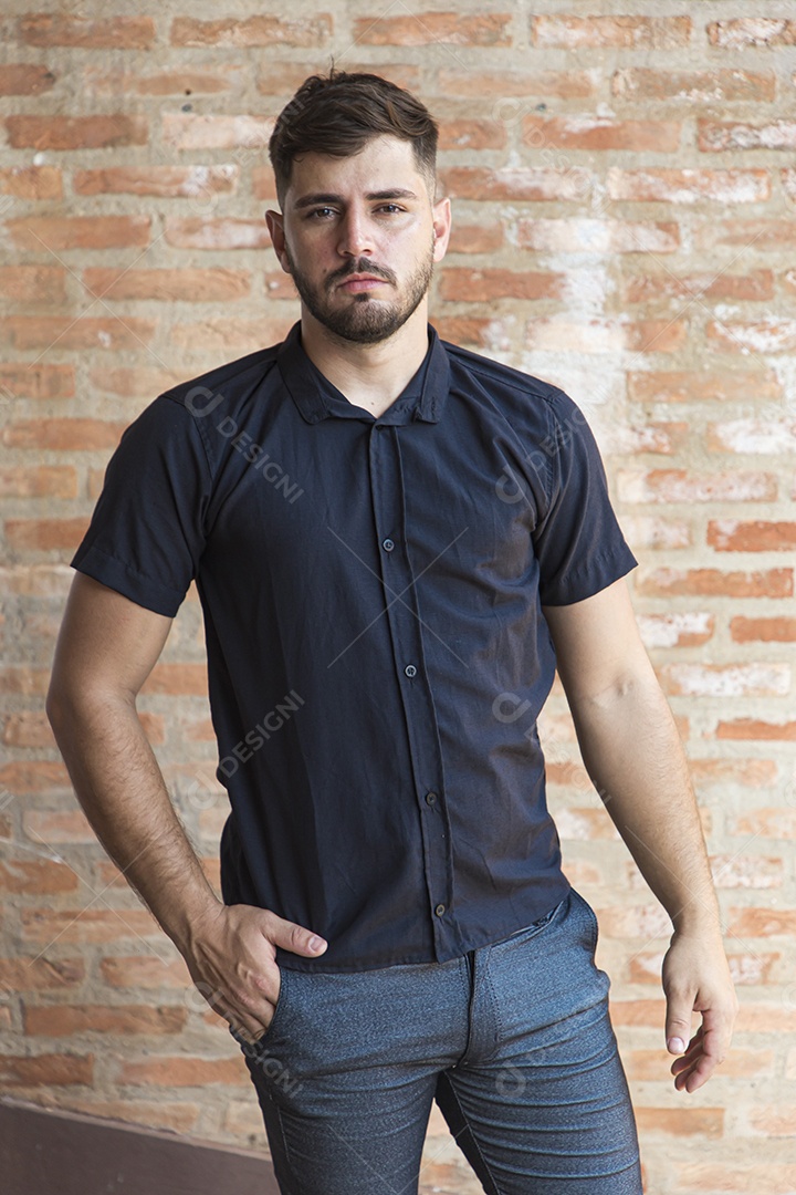 Homem estiloso com camisa preta