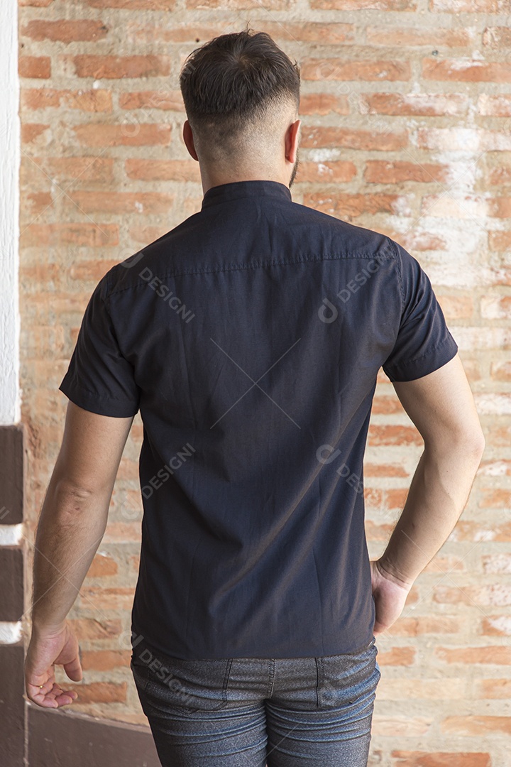 Homem estiloso com camisa preta