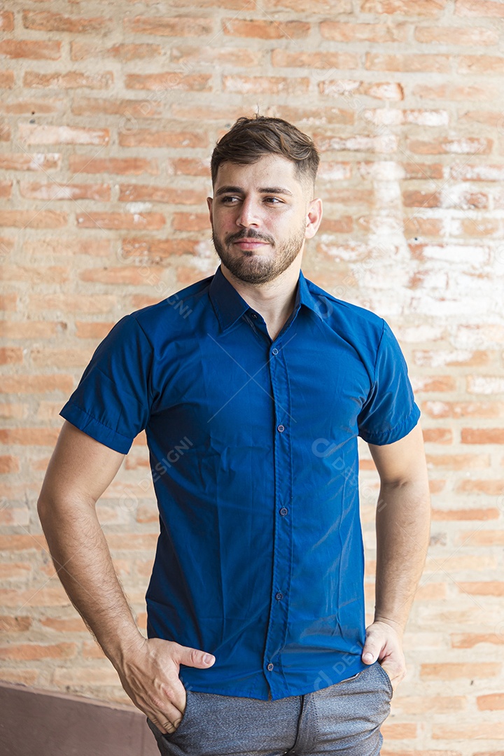 Homem estiloso com camisa azul