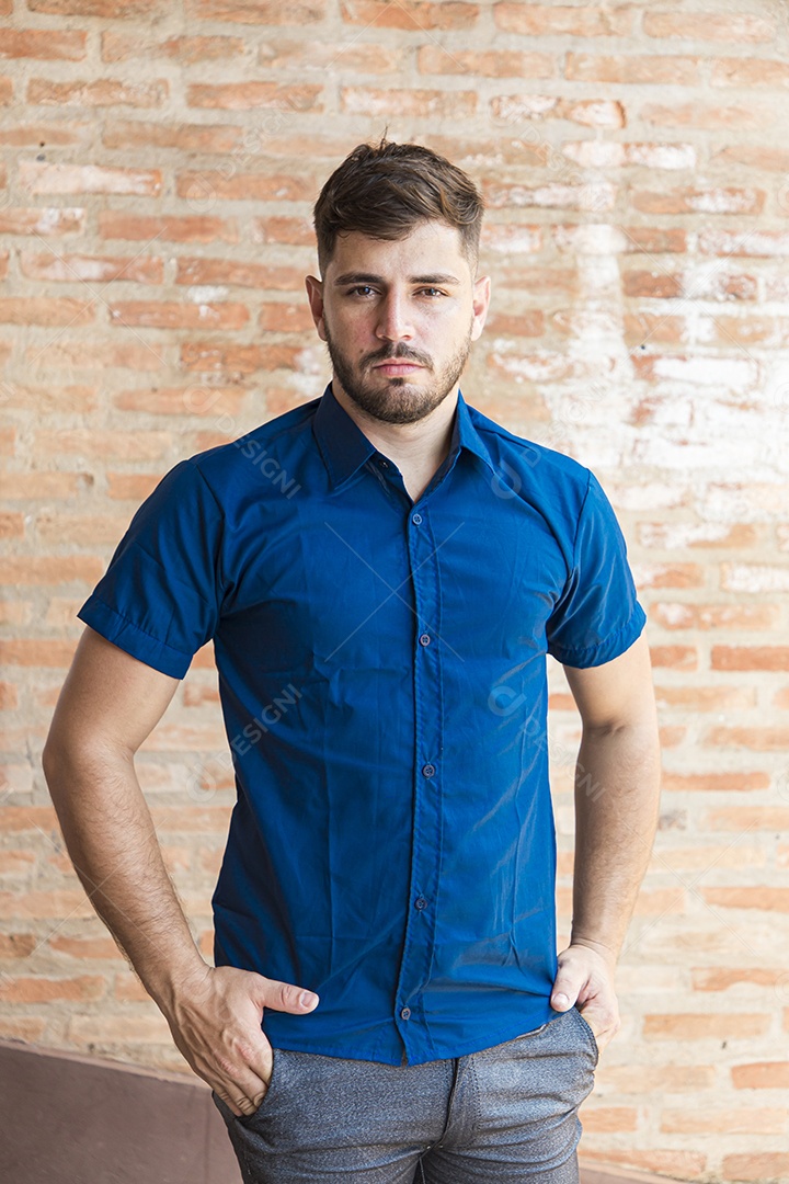 Homem estiloso com camisa azul