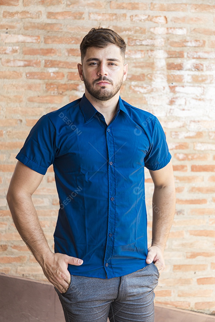 Homem estiloso com camisa azul
