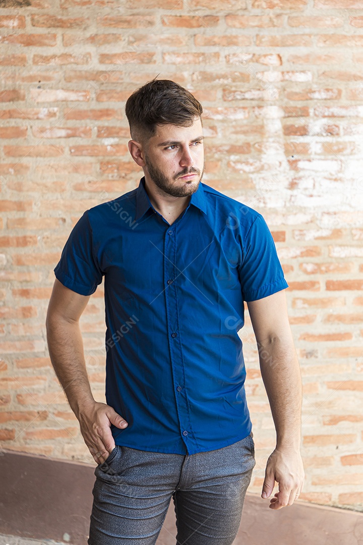 Homem estiloso com camisa azul