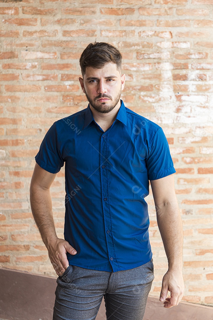 Homem estiloso com camisa azul