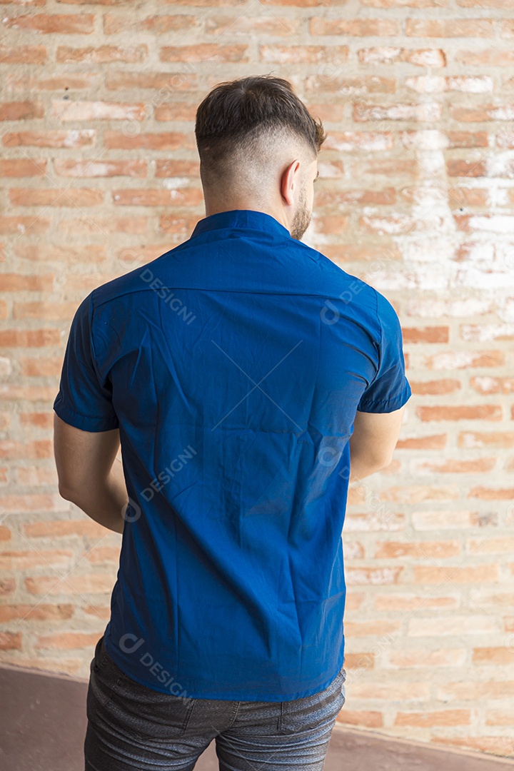 Homem estiloso com camisa azul