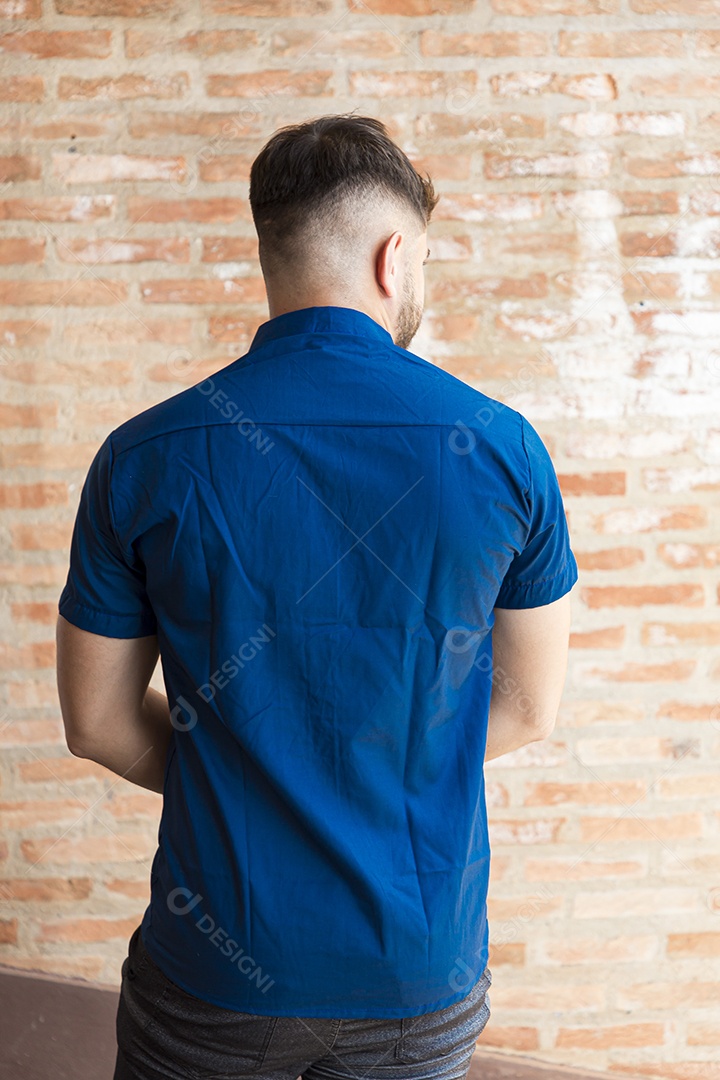 Homem estiloso com camisa azul