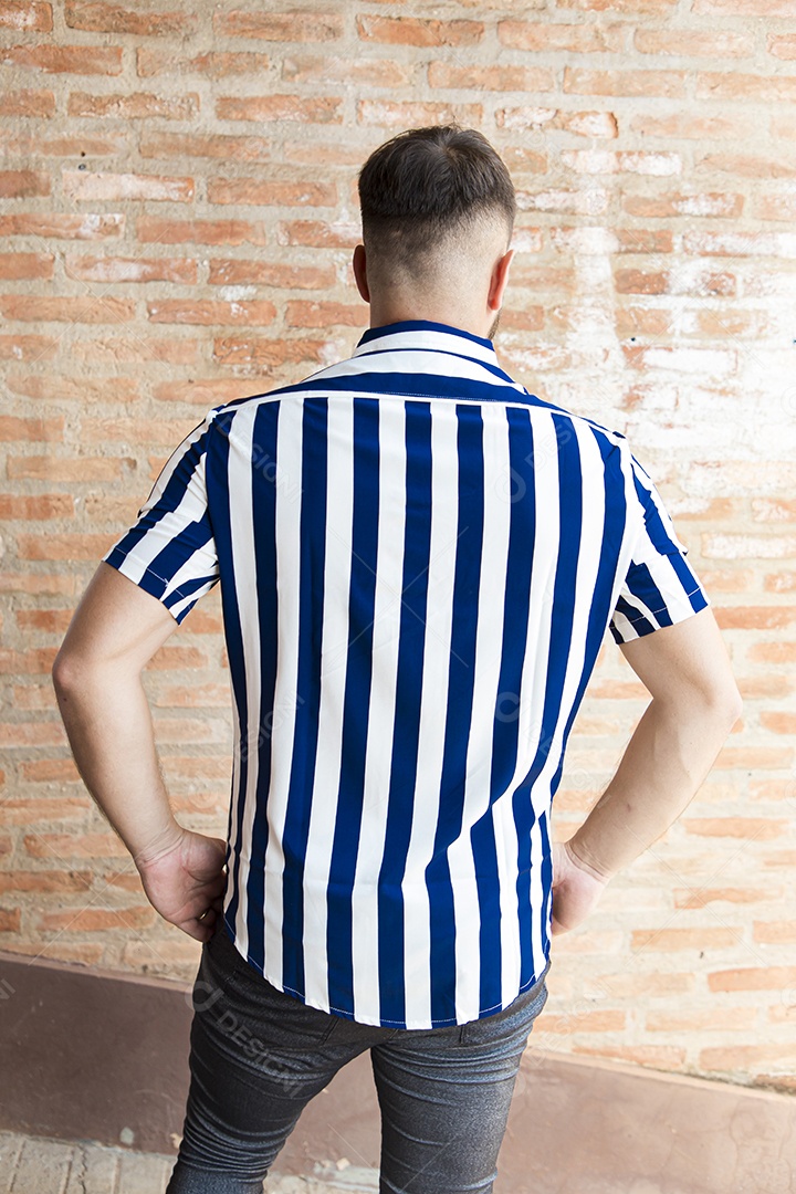 Homem estiloso com camisa listrada