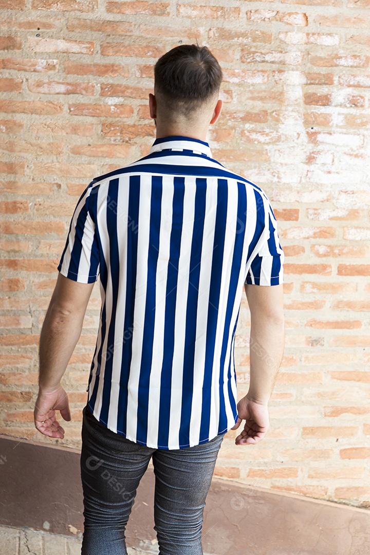 Homem estiloso com camisa listrada